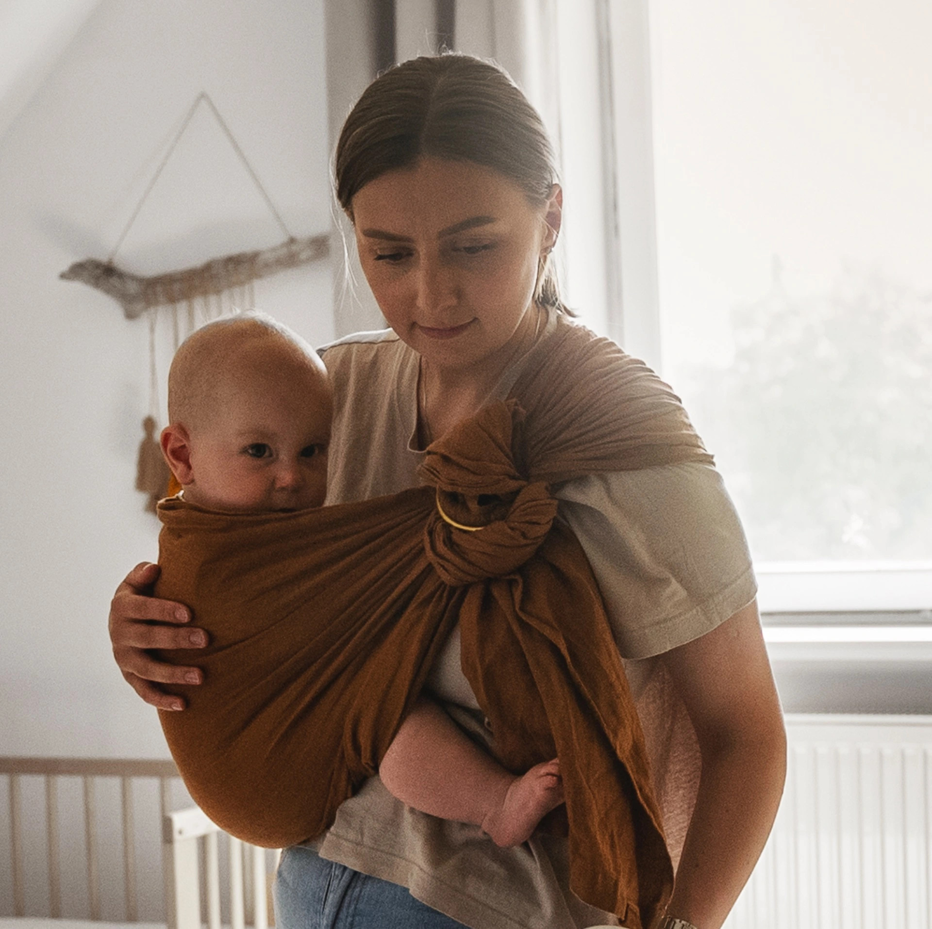 Maman portant son bébé en écharpe